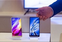 Nam giới Trung Quốc đã lập gia đình, có thu nhập cao thường chọn điện thoại thương hiệu Huawei hoặc Xiaomi. Ảnh Philip Fong.