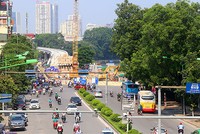 Hàng cây trước cửa khách sạn Daewoo trên phố Kim Mã sẽ bị đánh chuyển, chặt hạ để phục vụ thi công ga ngầm. Ảnh: Phương Sơn.