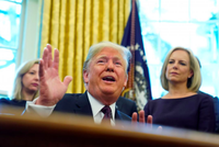 Tổng thống Mỹ - Donald Trump tại Nhà Trắng hôm 16/11. Ảnh: Reuters