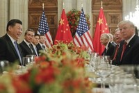 Đoàn lãnh đạo Mỹ và Trung Quốc trong cuộc gặp hôm qua tại Argentina. Ảnh: AP.