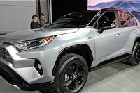 Mẫu Toyota RAV4 thế hệ thứ 4 xuất hiện ở châu Âu tại triển lãm xe hơi Paris, Pháp 2018.