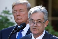 Tổng thống Mỹ - Donald Trump và Chủ tịch Fed - Jerome Powell. Ảnh: Reuters