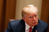 Tổng thống Mỹ Donald Trump trong cuộc họp với các quan chức hành pháp ở Nhà Trắng hồi tháng 2. Ảnh: AP.