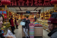 Khách mua tại một quầy hàng ở Bắc Kinh (Trung Quốc). Ảnh: AFP.