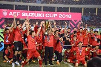 Thầy trò Park Hang-seo nâng cao chiếc cup vô địch AFF Cup 2018 tối 15/12. Ảnh: Giang Huy