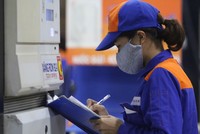 Nhân viên tại trạm xăng Hà Nội. Ảnh: Ngọc Thành.