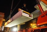 Dầm chữ U được cẩu lên trên cao tại công trường. Ảnh: Giang Huy. 