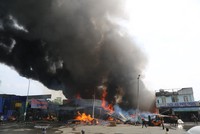 Đám cháy xuất phát từ bãi chứa vật liệu xây dựng bên quốc lộ 1. Ảnh: Phước Tuấn.