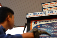 Xăng sẽ điều chỉnh giá vào ngày mai. Ảnh: Hữu Khoa.