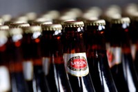 Sản phẩm bia của Sabeco được bày bán trên các kệ hàng.
