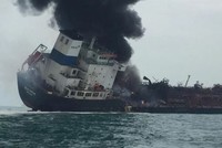 Tàu Aulac Fortune bốc cháy vào ngày 8/1 ngoài khơi Hong Kong. Ảnh: Cảnh sát Hong Kong.