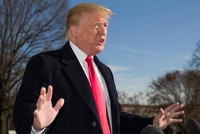 Tổng thống Mỹ Donald Trump phát biểu bên ngoài Nhà Trắng hồi tháng 12/2018. Ảnh: AFP.