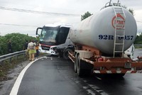 Xe khách và xe bồn chắn ngang đèo Hải Vân sau va chạm. Ảnh: Ngọc Rạng.