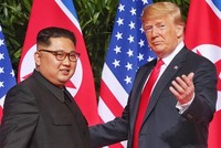 Trump (phải) và Kim Jong-un tại hội nghị thượng đỉnh lần đầu ở Singapore tháng 6/2018. Ảnh: AFP.