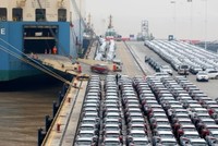 Xe hơi chuẩn bị xuất khẩu tại cảng biển ở Chiết Giang (Trung Quốc). Ảnh: Reuters.
