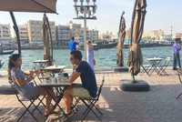 Quán cà phê bên bờ lạch Creekside là nơi lý tưởng để khách ngồi nghỉ sau khi khám phá các con ngõ nhỏ ở chợ. Ảnh: Asiaone.