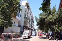 Đứng từ xa có thể nhìn thấy Lô E bị nghiêng hẳn về bên phải.