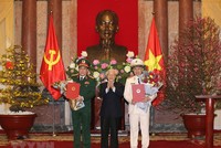 Tổng Bí thư, Chủ tịch nước Nguyễn Phú Trọng trao quyết định phong quân hàm Đại tướng và tặng hoa chúc mừng các đồng chí Tô Lâm, Lương Cường. Ảnh TTXVN.