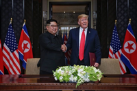 Lãnh đạo Triều Tiên - Kim Jong-un và Tổng thống Mỹ - Donald Trump tại Singapore năm ngoái. Ảnh: Straits Times.