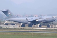 Máy bay C-17 Globemaster III đáp xuống sân bay Nội Bài lúc hơn 13h ngày 20/2. Ảnh: Bá Đô