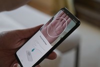 G8 mở khoá và điều khiển bằng cách giơ tay ra phía trước, không cần chạm màn hình.