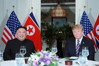 Chủ tịch Kim Jong-un (trái) và Tổng thống Donald Trump (phải) dùng bữa tối tại Hà Nội hôm 27/2. Ảnh: KCNA.