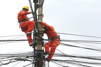 Công nhân ngành điện sửa chữa đường dây lưới điện. Ảnh: Ngọc Thành.