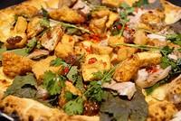 Chiếc pizza bún đậu mắm tôm được phục vụ tại một số chi nhánh của nhà hàng pizza ở Sài Gòn. Ảnh: Di Vỹ.