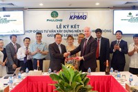 Đại diện lãnh đạo Công ty Phú Long và KPMG ký kết hợp đồng tư vấn xây dựng nền tảng hoạt động.