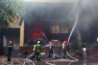 Cảnh sát phun nước dập lửa. Ảnh: Nguyễn Hải.