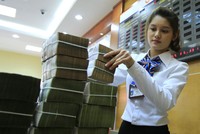 Không ít nhân viên ngân hàng cho rằng công việc hiện nay rất áp lực và đầy rủi ro. Ảnh minh họa.