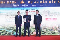 Ông Nguyễn Duy Khánh – Phó tổng giám đốc KDTT công ty Cổ phần Bất động sản Danh Khôi nhận giải thưởng Dự án xanh và thông minh cho dự án Barya Citi.