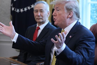 Tổng thống Mỹ - Donald Trump và Phó thủ tướng Trung Quốc - Lưu Hạc. Ảnh: Reuters.