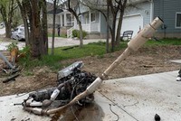 Động cơ và ống xả bay khỏi xe, nằm trên lối đi của một ngôi nhà ven đường.