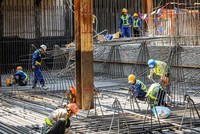 Dự Luật lao động đề xuất quyền nghỉ hưu sớm với những lao động làm công việc đặc biệt nặng nhọc, độc hại và nguy hiểm. Ảnh: Thành Nguyễn.