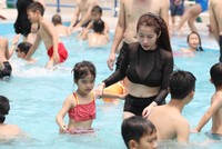 Người Hà Nội đổ ra điểm vui chơi ở ngoại thành