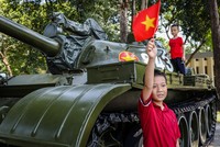 Người dân đội nắng tham quan Dinh Độc Lập ngày 30/4