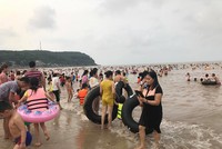 Nhiều người đổ nhau đến biển Đồ Sơn vào dịp nghỉ lễ. Ảnh: Duy Anh. 