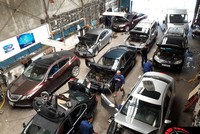 Gara chật kín xe đến sửa điều hòa trong những ngày qua.