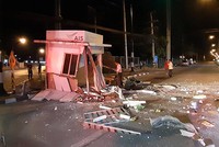 Bốt cảnh sát bị xuyên thủng. Ảnh: 77Jowo