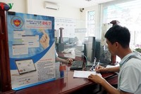 Người dân làm thủ tục nộp thuế. Ảnh: PV