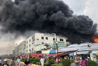 Đám cháy bùng phát trưa 22/5. Ảnh: Nguyệt Triều