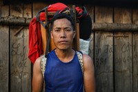 Những người Mông 'cõng' đồ lên đỉnh Bạch Mộc Lương Tử