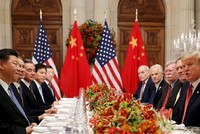 Phái đoàn Mỹ và Trung Quốc trong bữa tối thảo luận công việc sau hội nghị thượng đỉnh G20 ở Buenos Aires, Argentina, ngày 1/12. Ảnh: Reuters.