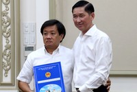 Ông Đoàn Ngọc Hải (trái) nhận quyết định về Công ty Xây dựng Sài Gòn. Ảnh: Hữu Công.