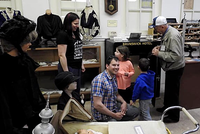 Khoảnh khắc Stephen Mills (áo caro) cùng vợ con vui mừng khi giải được mật mã trong khi tình nguyện viên Tom Kibblewhite (đội mũ) xem đồ đạc bên trong két. Ảnh: CNN.