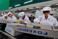 Foxconn hứa sản xuất đầy đủ iPhone cho Apple. Ảnh: FT.