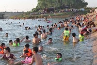 Hàng trăm người đổ về đập thuỷ lợi ở Hà Nội tắm giải nhiệt