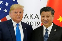 Tổng thống Mỹ Donald Trump (trái) và Chủ tịch Trung Quốc Tập Cận Bình tại cuộc gặp bên lề hội nghị G20 ở Osaka ngày 29/6. Ảnh: Reuters.