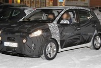 Hyundai Grand i10 thế hệ mới trong khi đang chạy thử. Ảnh: Motor1